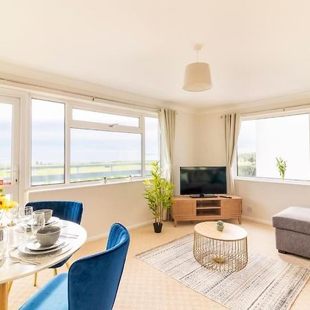 Incredible Sea View 2 Bedroom Beach Apartment Борнмут Экстерьер фото