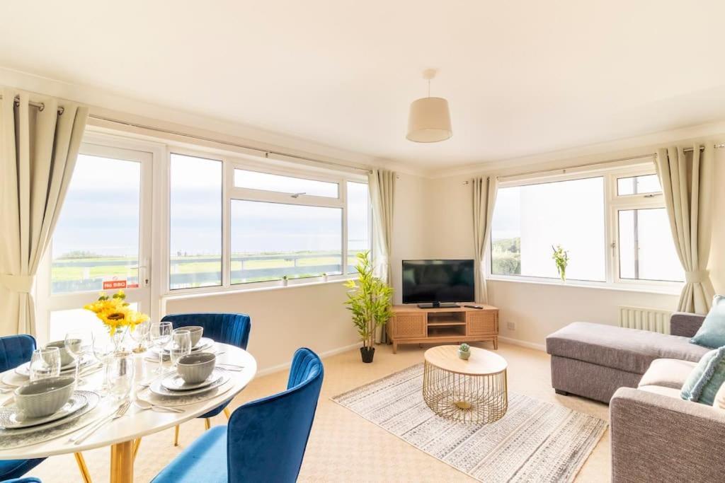 Incredible Sea View 2 Bedroom Beach Apartment Борнмут Экстерьер фото