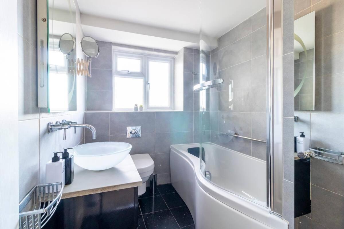Incredible Sea View 2 Bedroom Beach Apartment Борнмут Экстерьер фото